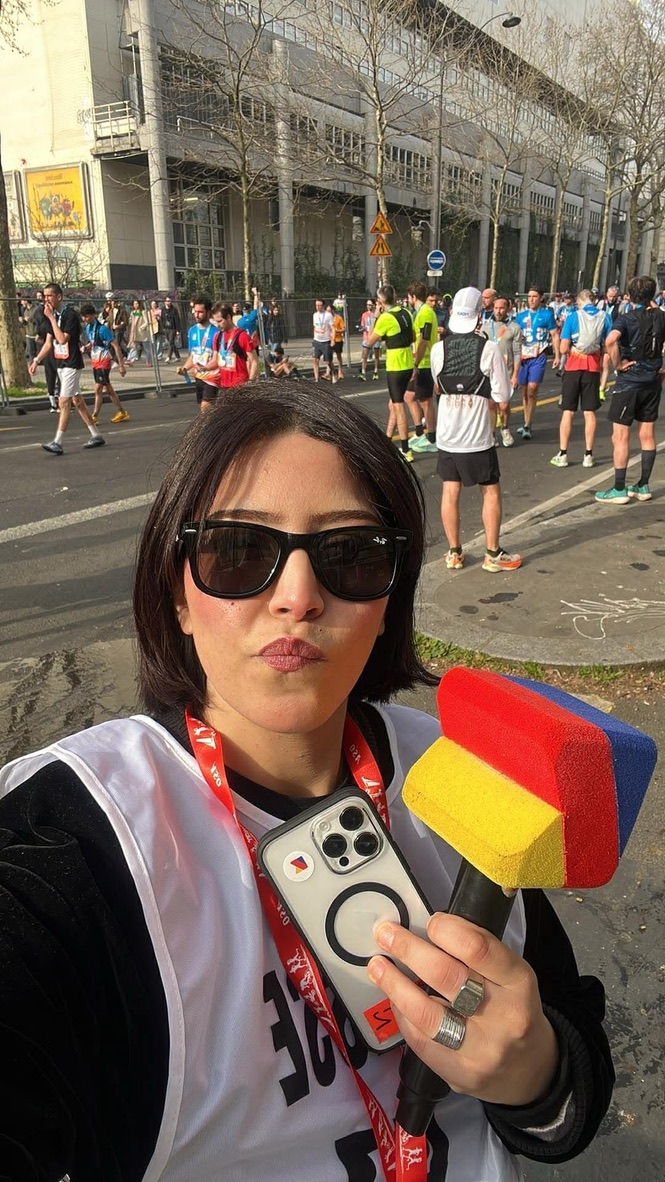 Assia Belabbes sur le terrain + Assia Belabbes et son micro Konbini sur le terrain lors d'une course sportive - © Assia Belabbes