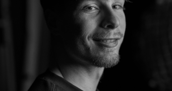 Adrien Raymond, le journalisme culturel en horizon 